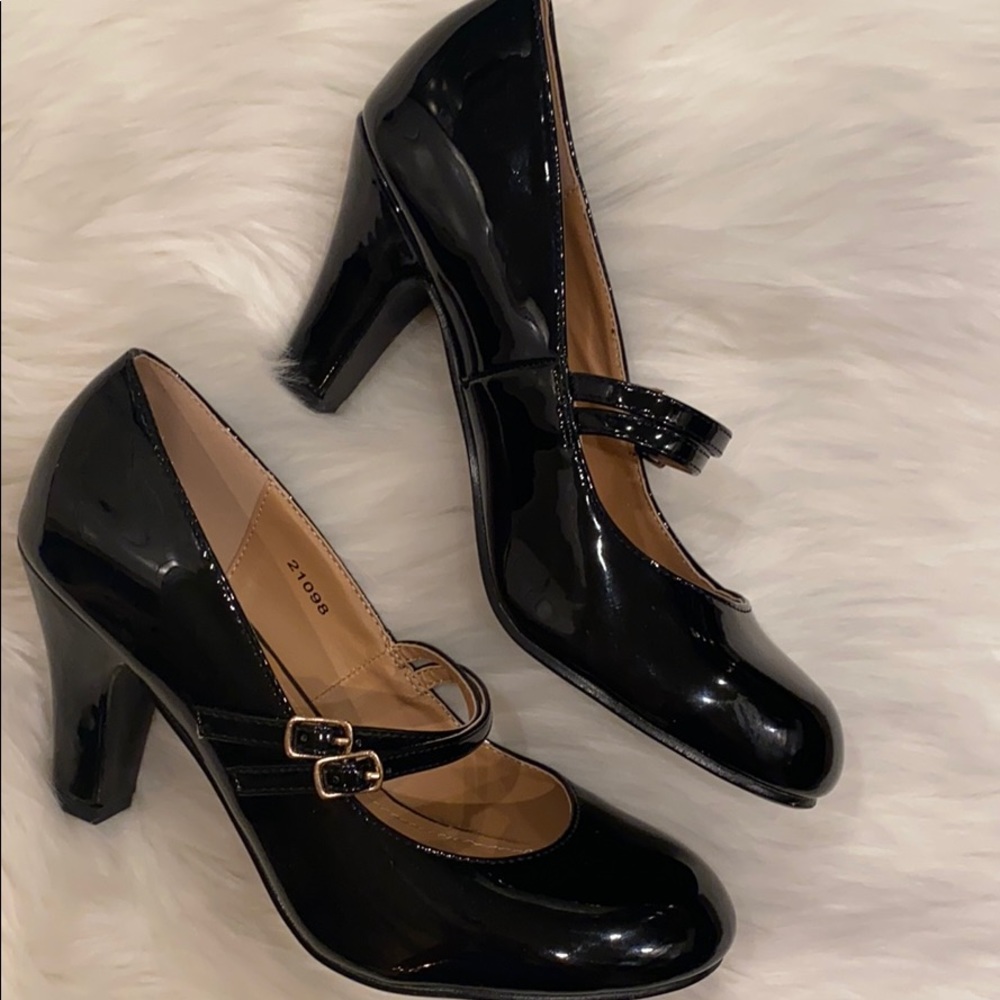 Black patent kitten heel pumps • 71/2 • NEW
